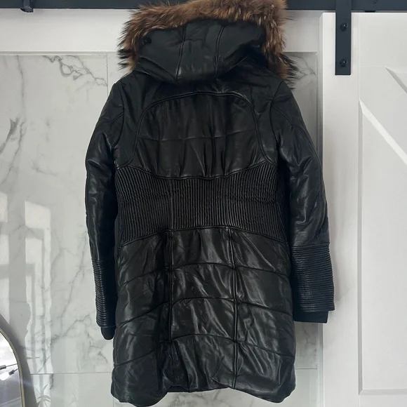 Elegant Black Genuine Leather Coat with Genuine Fur Trim - Picture 5 of 7